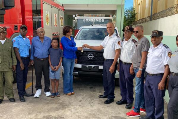 La gobernadora de Monte Plata mientras  entrega camioneta a Bomberos de Bayaguana. (Foto: CDN37)