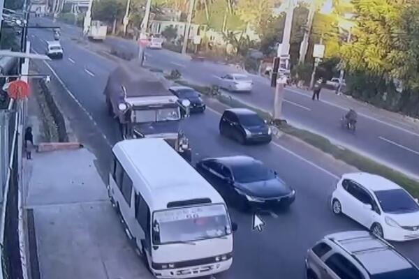 Momento en que se registró el accidente entre patana y guagua en la carretera Sánchez. (CDN digital).