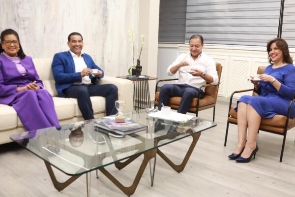 Foto del encuentro de Abel y Margarita con candidatos a alcaldes y directores. (CDN digital).