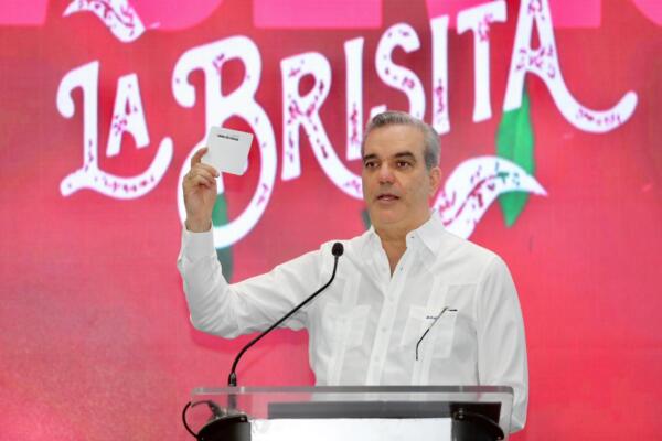 Presidente Abinader durante entrega del Bono Navideño. (Fuente externa) 