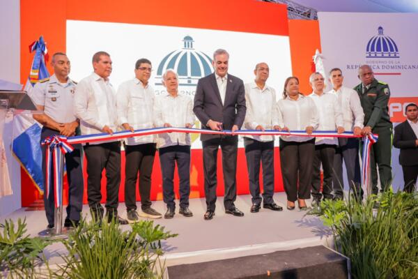 Presidente Abinader cortando la cinta de inauguración de la obra. (fuente externa) 