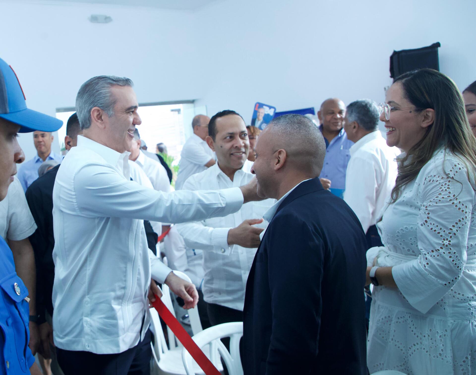 Luis Abinader recibe apoyo por movimientos no partidistas