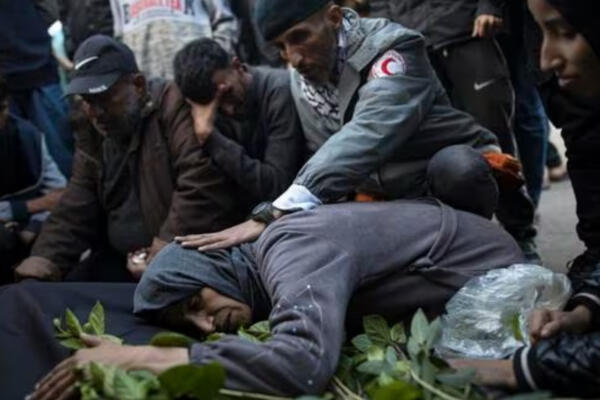Familiares o allegados les dan cristiana sepultura a los fallecidos a causa de la guerra entre Israel y Gaza. FOTO: Fuente externa 