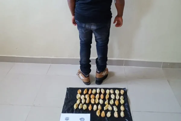 Arrestan dominicano con 45 bolsitas de cocaína líquida en el estómago.(CDN digital).