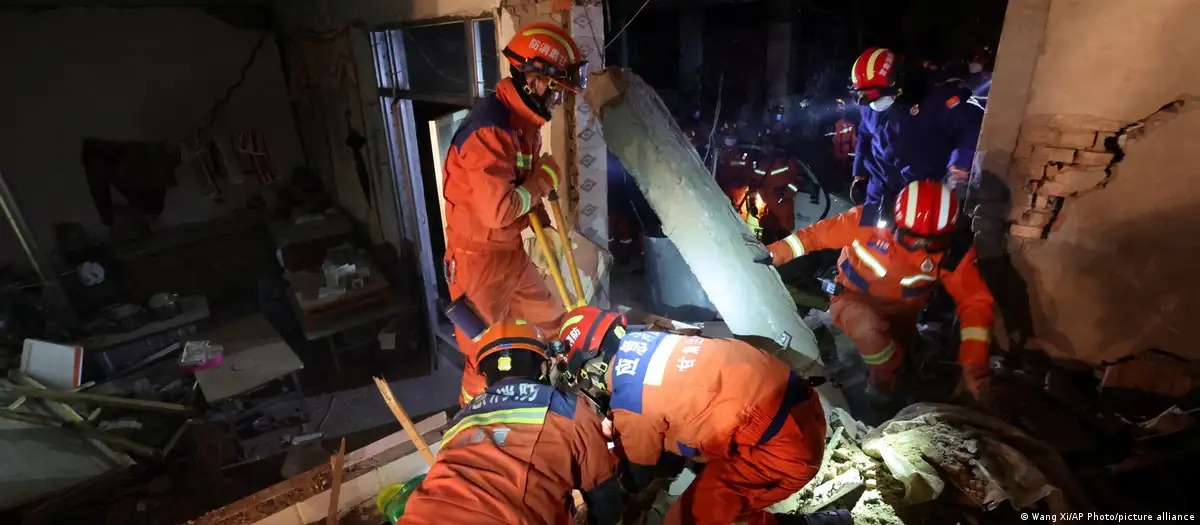 Personal de rescate busca posibles víctimas entre los escombros de un edificio tas el sismo en China. Foto: fuente externa.