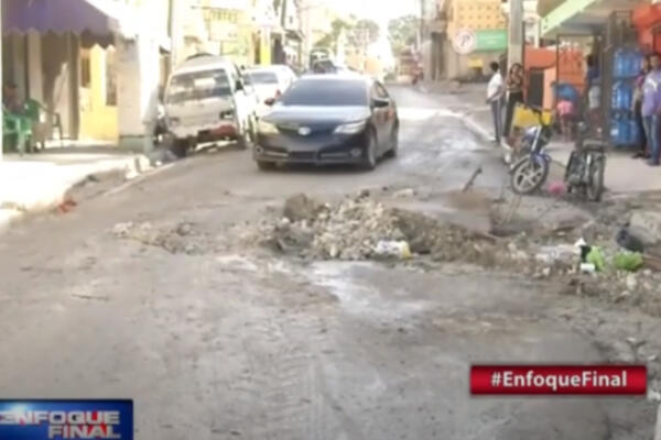 Calles llena de hoyos en el barrio Enriquillo de Herrera. (Foto: Fuente interna) 