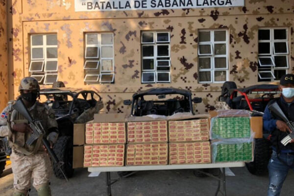 Agentes del Cesfront, tras incautar  756,000 unidades de cigarrillos marca Capital. FOTO: Fuente externa