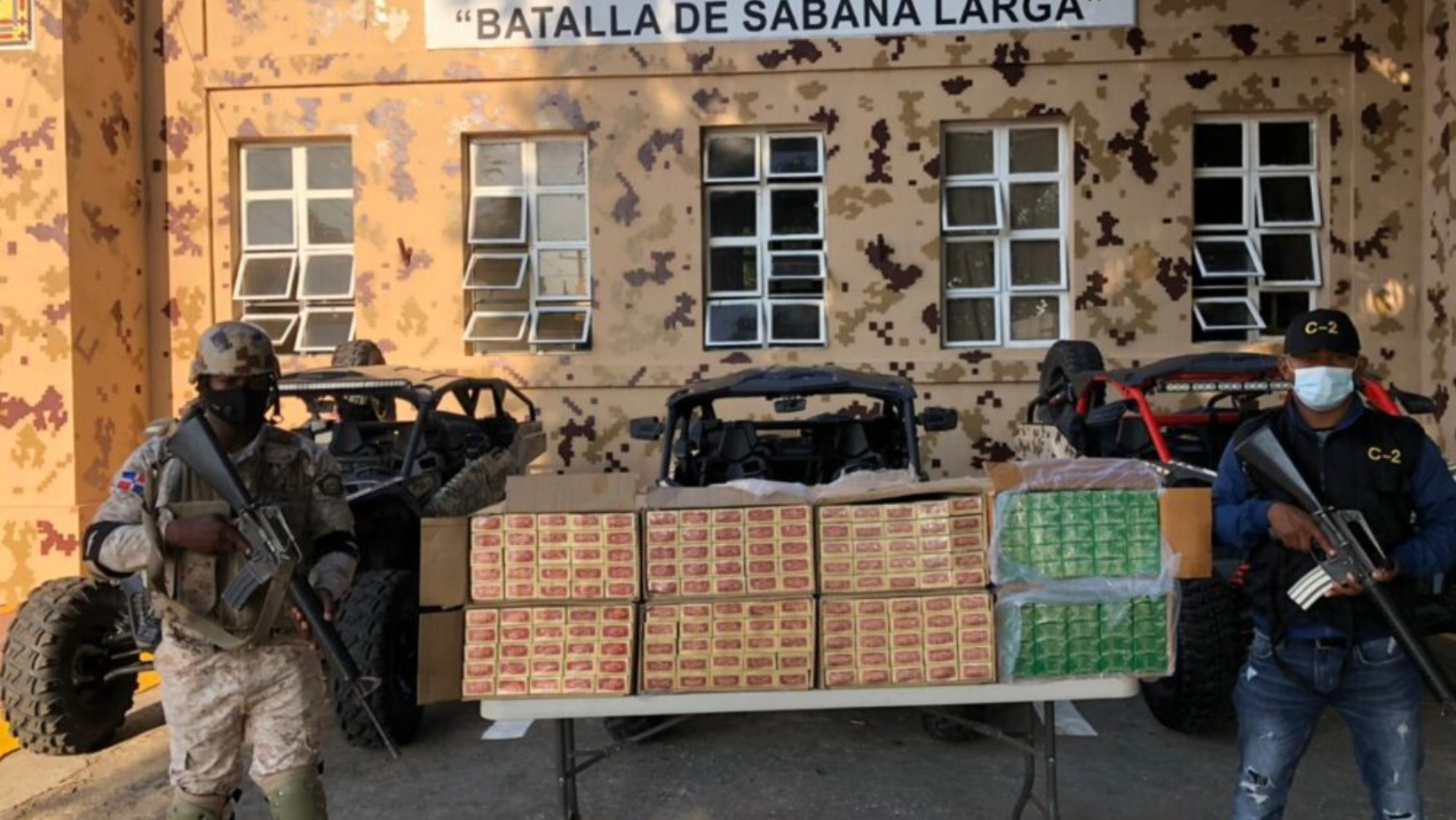 Agentes del Cesfront, tras incautar 756,000 unidades de cigarrillos marca Capital. FOTO: Fuente externa