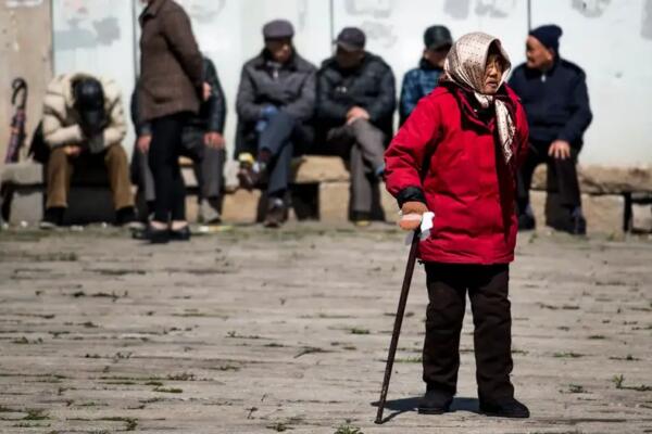 Mujeres y hombres de la tercera edad en una calle de Shanghai. Foto: fuente externa.
