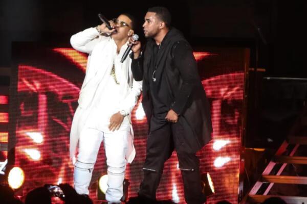 Los artistas puertorriqueños Daddy Yankee y Don Omar, fuman la pipa de la paz poniendo fin a su enemistad. FOTO: Fuente externa