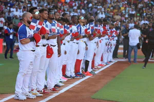 Más de 12 mil fanáticos abarrotaron el estadio Cibao de Santiago para presenciar el día de Leyendas de la FENAPEPRO.