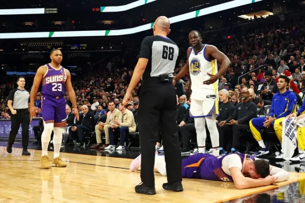 Draymond Green atacó a Jusuf Nurkic, en el partido entre Golden State Warriors y Phoenix Suns, este martes por la noche.