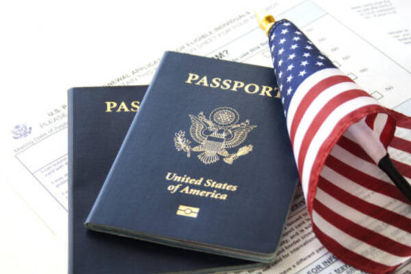 Pasaporte y bandera de Estados Unidos. FOTO: Fuente externa