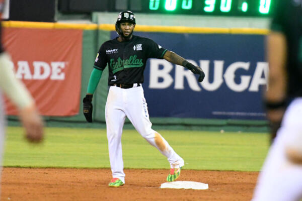 Así, las Estrellas es el primer equipo con 100 bases robadas en una Serie Regular de 50 juegos para cada club,.