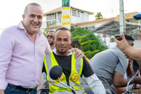 El senador de la Provincia María Trinidad Sánchez, Alexis Victoria, junto a los festejados. FOTO: Fuente externa