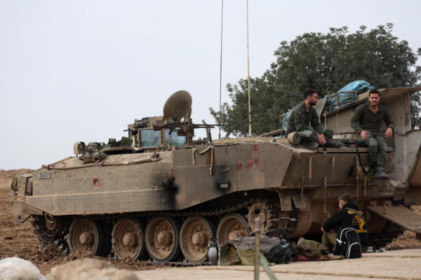 Soldados israelíes de un tanque junto a la frontera con Gaza este miércoles. Fuente: externa.
