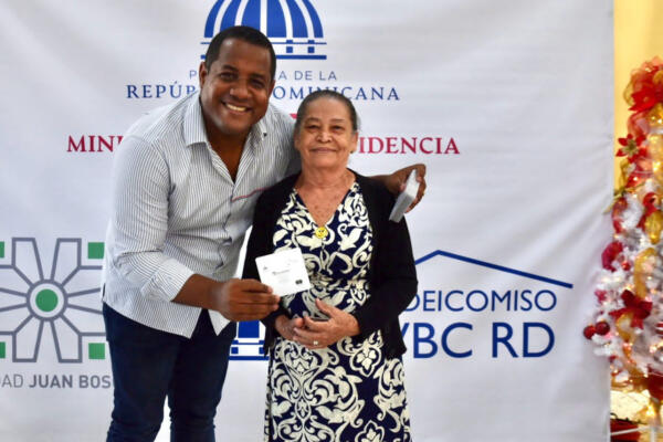 Entrega de bonos en Ciudad Juan Bosch. Fuente: Externa 