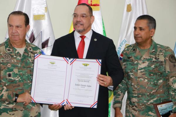 Entrega de reconocimiento a Rodolfo Valentín, director de Defensa Pública