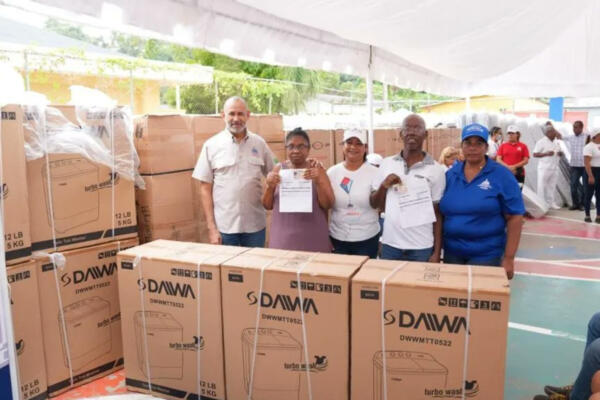Durante entrega de ayudas a dignificados por lluvias en SDO. (Fuente externa) 