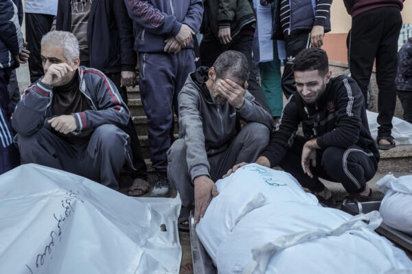 Personas en Estambul sufriendo las perdidas que dejan los ataques en medio de la guerra. / Fuente externa. 