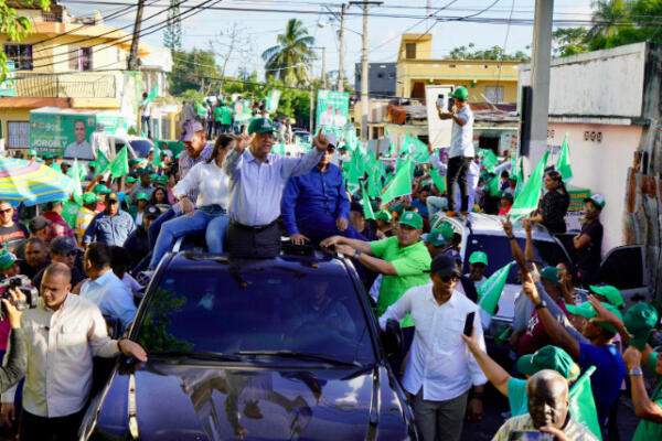 Leonel realiza recorrido por municipios de La Vega. (CDN digital).