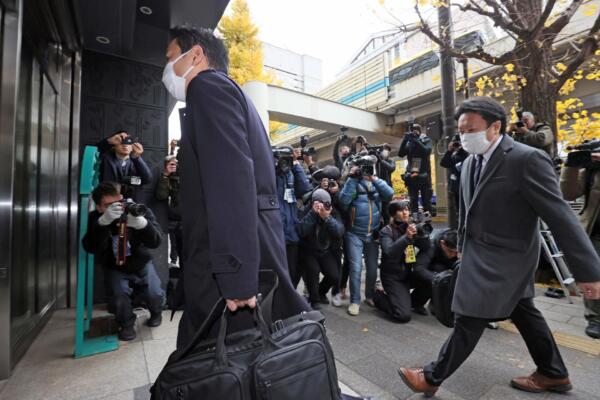 Los miembros de investigación especial de la Fiscalía Pública del Distrito de Tokio ingresan al edificio que alberga al Seiwaken, una facción gobernante del Partido Liberal Democrático (PLD), en Tokio. Foto: fuente externa.