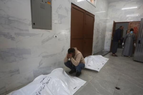 Un palestino llora la muerte de familiares fallecidos en un bombardeo israelí en Jan Yunis, Franja de Gaza. Foto: fuente externa.