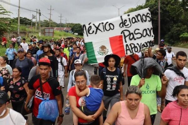 Migrantes participan en una caravana hacia la frontera con Estados Unidos en Tapachula, estado de Chiapas, México, el 24 de diciembre de 2023. Foto: fuente externa.