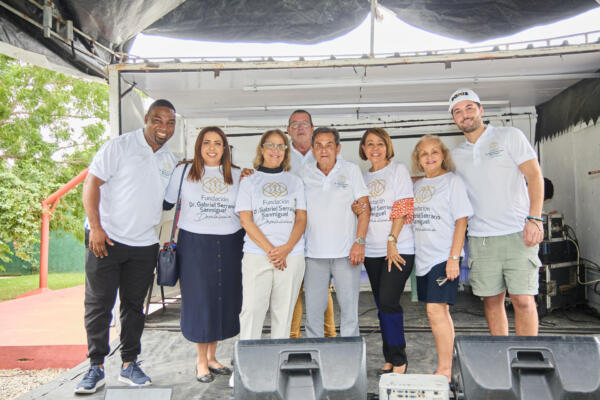 Limanes Jean, Yomares Diaz, Dra. Luisa Bogaert, Dr. Gabriel Serrano, Digna Matias, Cecilia Serrano y Shawn Fuller. Foto: fuente externa.