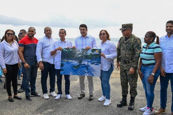 David Collado, ministro de turismo anunciando la construcción de varias obras en Haina. Foto: Fuente externa. 