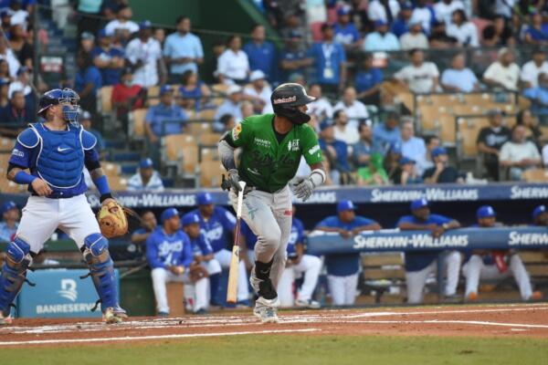 La Estrellas visitan a los Tigres del Licey, único juego de la jornada de hoy de LIDOM, juego pospuesto el pasado 16 de diciembre por lluvia