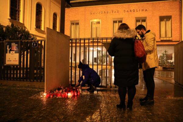 Habitantes de Praga ponen flores ante la fachada de la Universidad Carolina, escenario de un tiroteo mortal. Foto: fuente externa. 