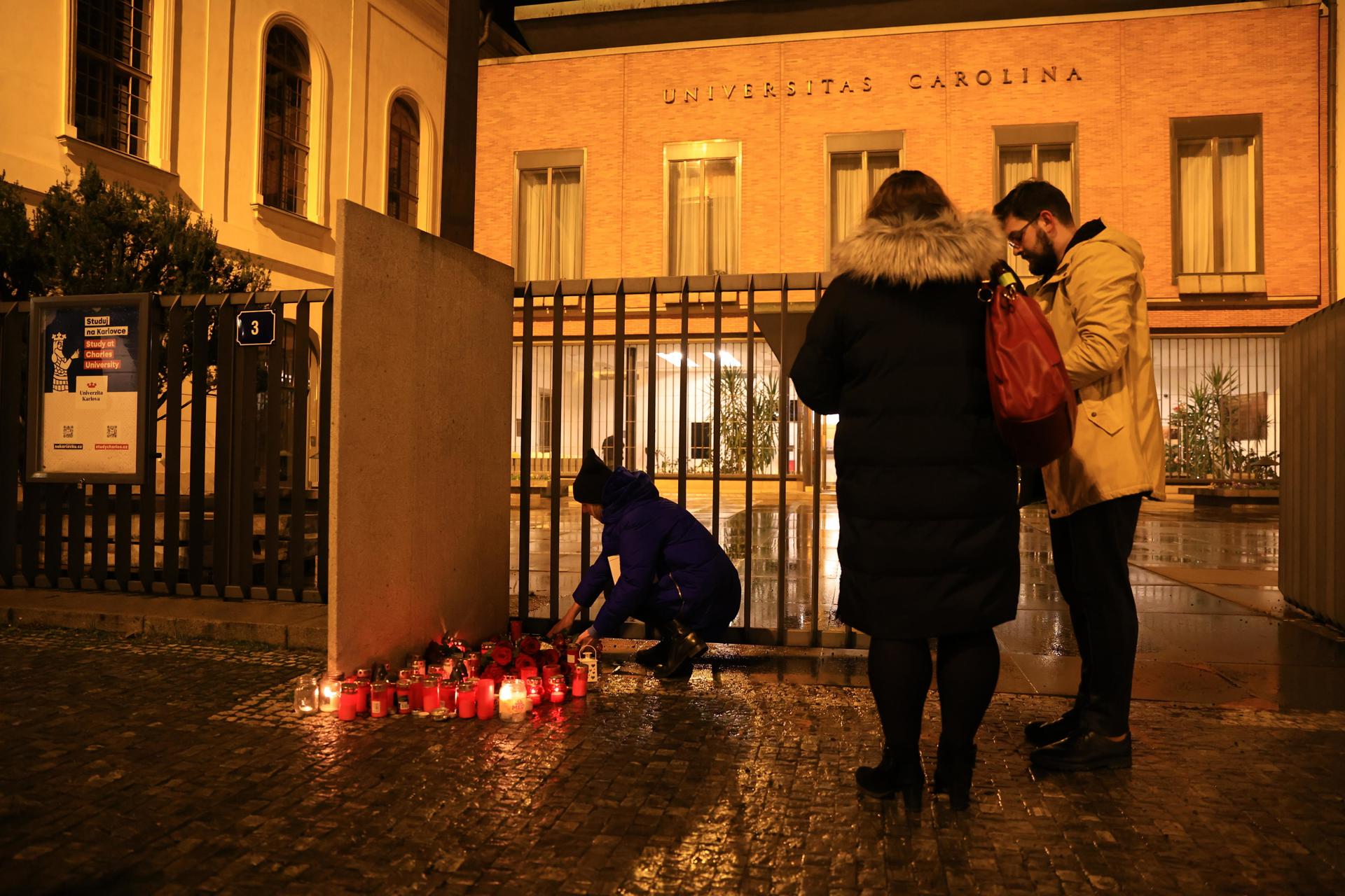 Habitantes de Praga ponen flores ante la fachada de la Universidad Carolina, escenario de un tiroteo mortal. Foto: fuente externa.