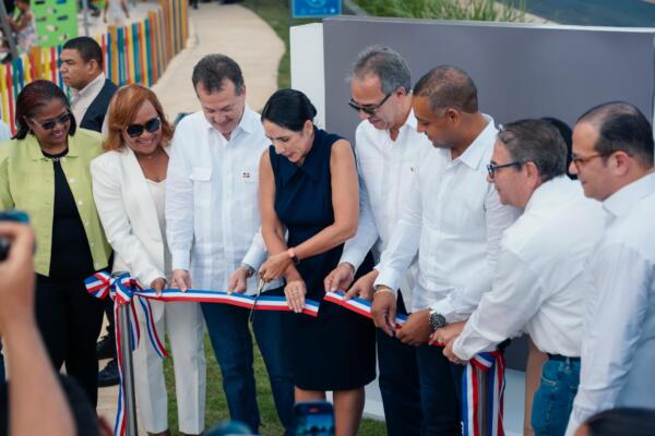 Raquel Arbaje, ejecutivos del Banco Popular y otros funcionarios.
Foto: fuente externas