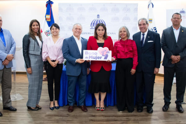 Ministerio de la Mujer y la Presidencia entregando Bono Mujer a beneficiarias del residencial Don Antonio, San Cristóbal. Foto; Fuente externa. 