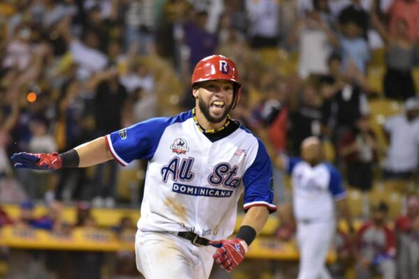Juan Carlos Pérez conectó hit ganador en el cierre del noveno episodio para darle la victoria a la República Dominicana en el Día de Leyendas.