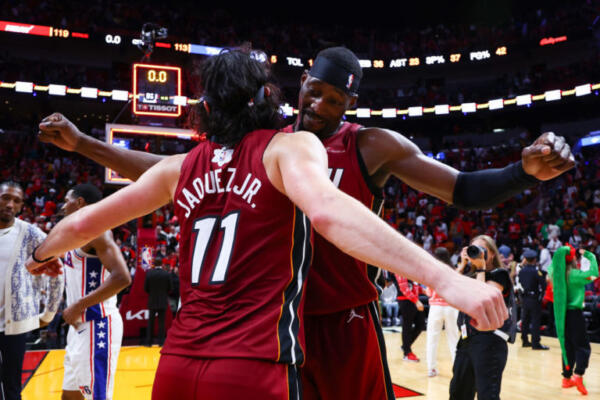 Miami venció a Filadelfia con gran actuación del novato Jaime Jaquez Jr., quien consiguió su primer doble-doble de la temporada.