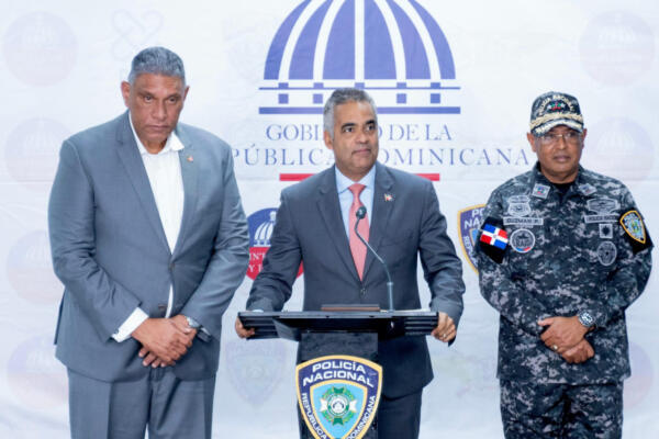 Jesús (Chú) Vásquez, Joel Santos y el mayor general Ramón Guzmán Peralta. (Foto: Fuente externa)  
