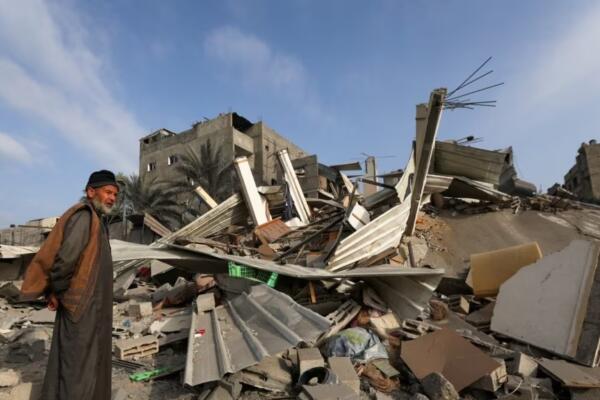 Un palestino inspecciona los daños en el lugar de los ataques israelíes contra casas en Khan Younis, en el sur de la Franja de Gaza. Foto: fuente externa.