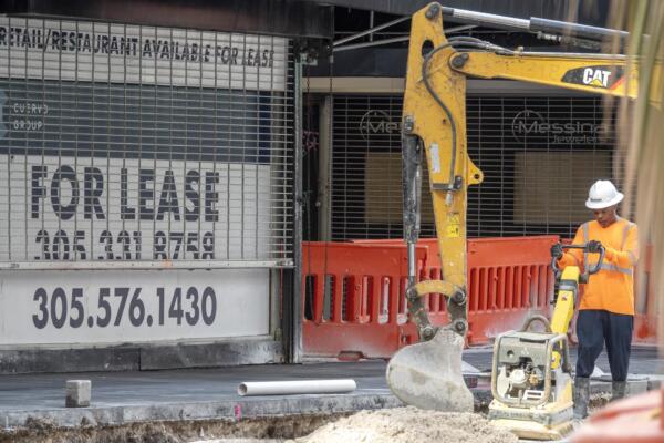 Un trabajador de la construcción trabaja frente a una tienda en el centro de Miami, Florida (EE.UU.). Foto: fuente externa.