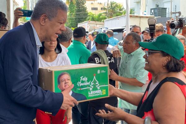 Leonel Fernández, presidente de la Fuerza del Pueblo (FP), entregando cajas navideñas. Foto: fuente externa.