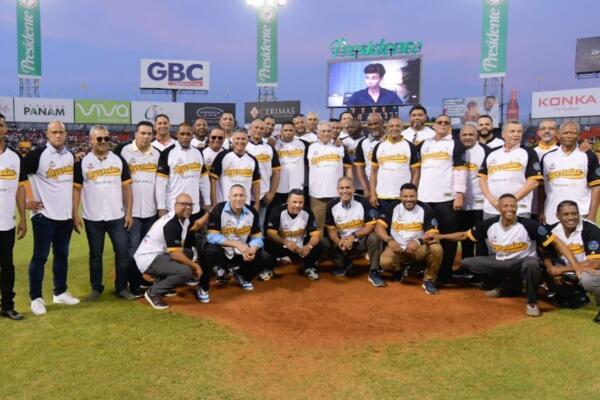 La FENAPEPRO realizó el juego de Día de Leyendas en Santiago, reconociendo a las principales figuras aguiluchas, pero no asistió Luis Polonia.