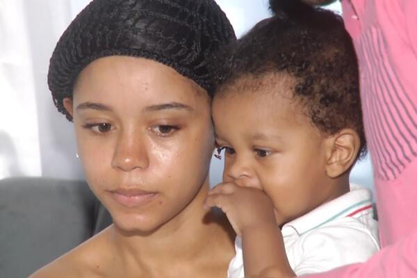 Niño Isaac junto a su madre, Mikeisy Bocio. Foto: CDN Digital.