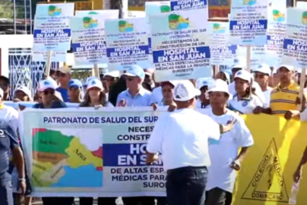 Ciudadanos salen a las calles con compartas en manos en señal de protesta por falta de un centro hospitalario altamente capacitado. FOTO: Fuente externa