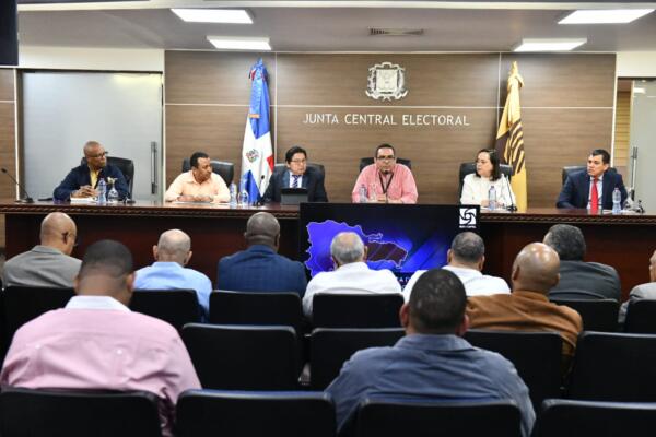 Reunión de la Mesa Técnica de la JCE y las organizaciones políticas para tratar auditoria a los EDET. Foto: fuente externa.