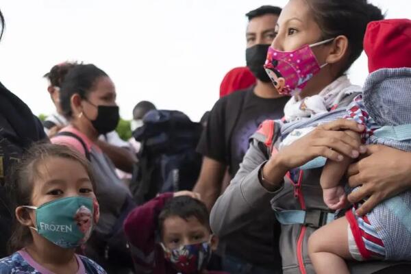Migrantes centroamericanos cargando a sus hijos durante la travesía por México hacia Estados Unidos. Foto: fuente externa.