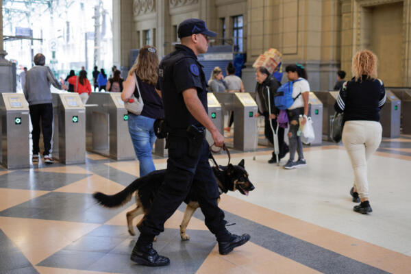 Un integrante de la Policía Federal Argentina (PFA) vigila hoy, en la estación Plaza Constitución en Buenos Aires, Argentina. Foto: fuente externa.