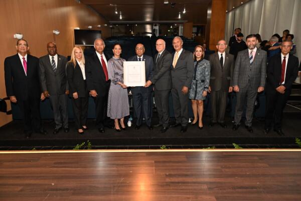 Milton Ray Guevara es reconocido por Unibe 