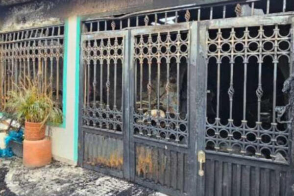 La casa donde residían los hoy fallecidos, tras incendio. FOTO: Fuente externa