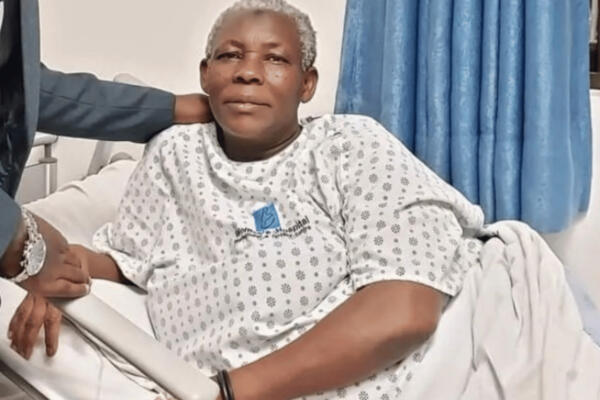 Safira Namukwaya después del parto de  gemelos en el Hospital Internacional y Centro de Fertilidad de Mujeres de Kampala. FOTO: Fuente externa